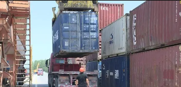 台风苏拉来袭华南口岸码头暂停作业